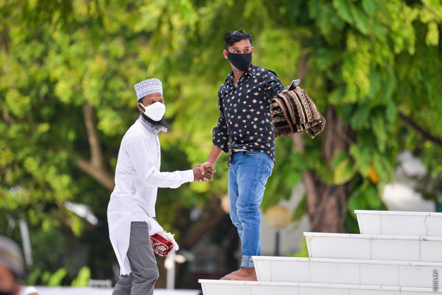 ޖުލައި 31، 2020: އިސްލާމީ މަރުކަޒުގައި ކުރެވުނު އަޟްހާ އީދު ނަމާދުގެ ތެރެއިން: މާލޭގެ ހުރިހާ މިސްކިތެއްގައި ޖަމާއަތުގައި ބޮޑު އީދު ނަމާދު ކުރިއިރު އީދު ނަމާދުގެ ޖަމާއަތަށް ގިނައިން ގޮސްފައި ވަނީ ބިދޭސީން -- ސަން ފޮޓޯ/ ފަޔާޒު މޫސާ