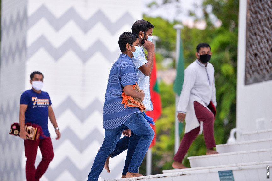 ޖުލައި 31، 2020: އިސްލާމީ މަރުކަޒުގައި ކުރެވުނު އަޟްހާ އީދު ނަމާދުގެ ތެރެއިން: މާލޭގެ ހުރިހާ މިސްކިތެއްގައި ޖަމާއަތުގައި ބޮޑު އީދު ނަމާދު ކުރިއިރު އީދު ނަމާދުގެ ޖަމާއަތަށް ގިނައިން ގޮސްފައި ވަނީ ބިދޭސީން -- ސަން ފޮޓޯ/ ފަޔާޒު މޫސާ
