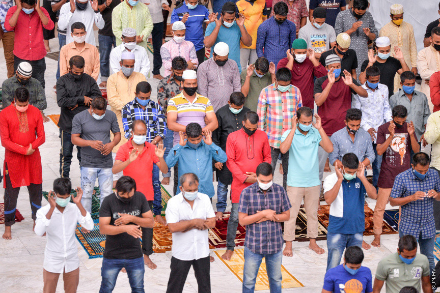 ޖުލައި 31، 2020: އިސްލާމީ މަރުކަޒުގައި ކުރެވުނު އަޟްހާ އީދު ނަމާދުގެ ތެރެއިން: މާލޭގެ ހުރިހާ މިސްކިތެއްގައި ޖަމާއަތުގައި ބޮޑު އީދު ނަމާދު ކުރިއިރު އީދު ނަމާދުގެ ޖަމާއަތަށް ގިނައިން ގޮސްފައި ވަނީ ބިދޭސީން -- ސަން ފޮޓޯ/ ފަޔާޒު މޫސާ