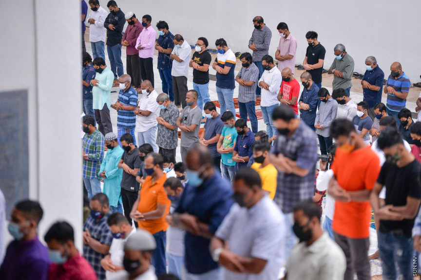 ޖުލައި 31، 2020: އިސްލާމީ މަރުކަޒުގައި ކުރެވުނު އަޟްހާ އީދު ނަމާދުގެ ތެރެއިން: މާލޭގެ ހުރިހާ މިސްކިތެއްގައި ޖަމާއަތުގައި ބޮޑު އީދު ނަމާދު ކުރިއިރު އީދު ނަމާދުގެ ޖަމާއަތަށް ގިނައިން ގޮސްފައި ވަނީ ބިދޭސީން -- ސަން ފޮޓޯ/ ފަޔާޒު މޫސާ