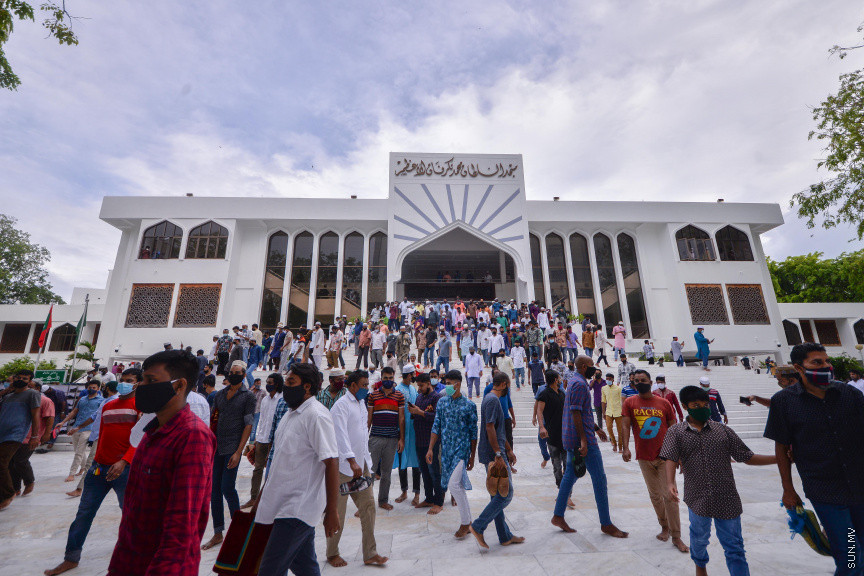 ޖުލައި 31، 2020: އިސްލާމީ މަރުކަޒުގައި ކުރެވުނު އަޟްހާ އީދު ނަމާދުގެ ތެރެއިން: މާލޭގެ ހުރިހާ މިސްކިތެއްގައި ޖަމާއަތުގައި ބޮޑު އީދު ނަމާދު ކުރިއިރު އީދު ނަމާދުގެ ޖަމާއަތަށް ގިނައިން ގޮސްފައި ވަނީ ބިދޭސީން -- ސަން ފޮޓޯ/ ފަޔާޒު މޫސާ