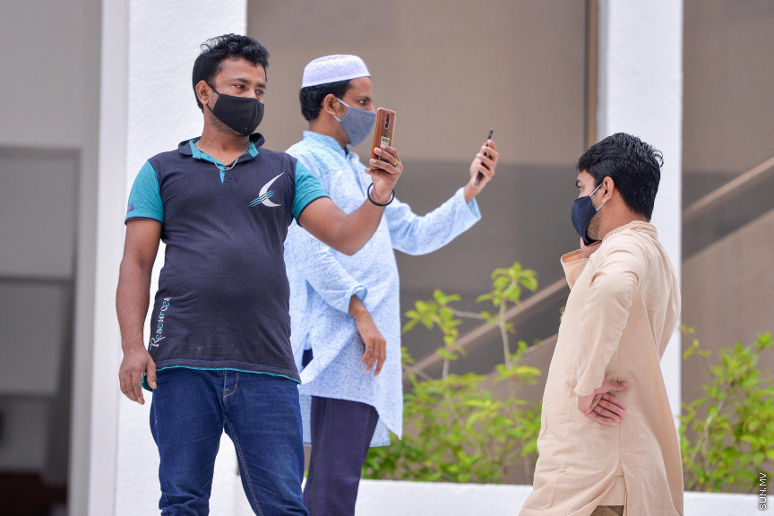 ޖުލައި 31، 2020: އިސްލާމީ މަރުކަޒުގައި ކުރެވުނު އަޟްހާ އީދު ނަމާދުގެ ތެރެއިން: މާލޭގެ ހުރިހާ މިސްކިތެއްގައި ޖަމާއަތުގައި ބޮޑު އީދު ނަމާދު ކުރިއިރު އީދު ނަމާދުގެ ޖަމާއަތަށް ގިނައިން ގޮސްފައި ވަނީ ބިދޭސީން -- ސަން ފޮޓޯ/ ފަޔާޒު މޫސާ