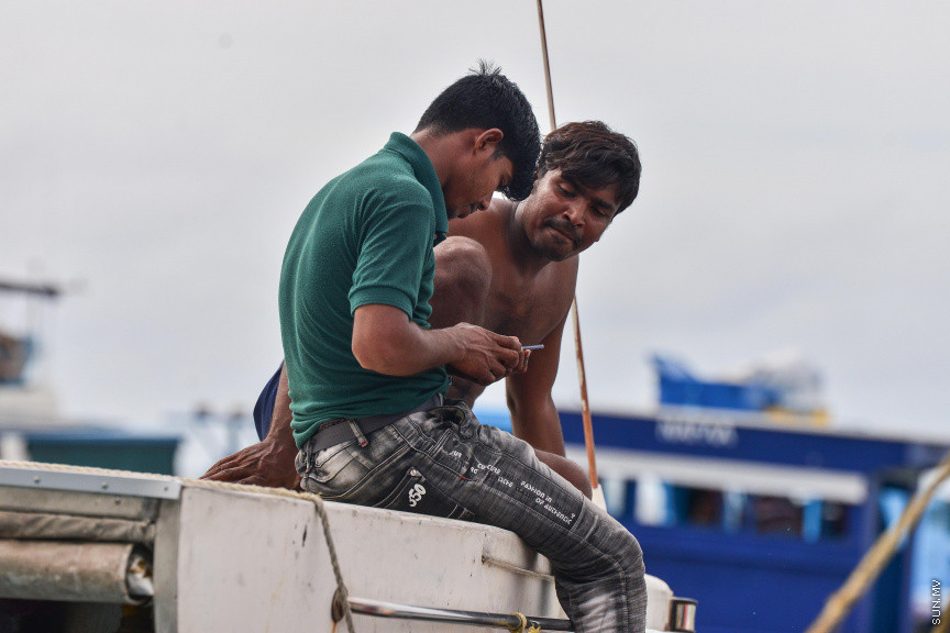 އޮގަސްޓް 9، 2020: މާލޭ ފަޅުތެރޭގައި އަޅާފަރި އޮތް މަސްދޯންޏެއްގައި ބިދޭސީންތަކެއް: މަސްދޯނިތަކަށް ބިދޭސީން ނަގަން ފެށީ ދޯނި ބެލެހެއްޓުމުގެ ނަމުގައެވެ. ފެހި ކަހައި، ދިދަ ހިއްކައި، ކައްކައި ހެދުމަށެވެ. ނަމަވެސް މިހާރު މަސް ކަނޑުތަކަށް ނުކުމެ، ދޮށި އަޅަނީ ވެސް އެ ބިދޭސީންނެވެ. އެއީ ދިވެހިން ރުހިގެން ކުރާ ކަމެކެވެ. މާލޭ މަސް މަރުކޭޓް ސަރަހައްދުގައި އަޅާފައިވާ އޮޑިފަހަރުގައި ތިބެނީ ވެސް އެ މީހުންނެވެ. ދިވެހި ދޯނިތަކުގައި ރަސްކަން ކުރަނީ އެ މީހުންނެވެ. -- ސަން ފޮޓޯ/ ފަޔާޒު މޫސާ