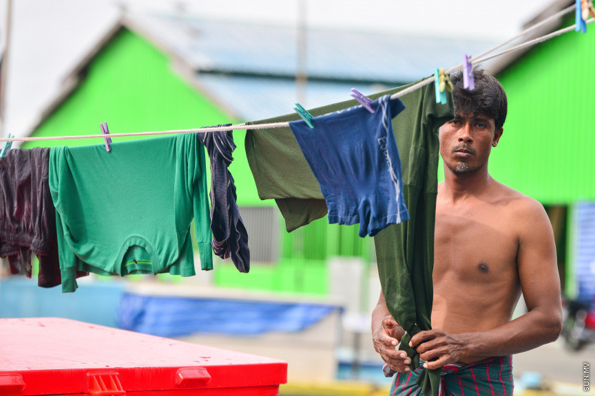 އޮގަސްޓް 9، 2020: މާލޭ ފަޅުތެރޭގައި އަޅާފަރި އޮތް މަސްދޯންޏެއްގައި ބިދޭސީންތަކެއް: މަސްދޯނިތަކަށް ބިދޭސީން ނަގަން ފެށީ ދޯނި ބެލެހެއްޓުމުގެ ނަމުގައެވެ. ފެހި ކަހައި، ދިދަ ހިއްކައި، ކައްކައި ހެދުމަށެވެ. ނަމަވެސް މިހާރު މަސް ކަނޑުތަކަށް ނުކުމެ، ދޮށި އަޅަނީ ވެސް އެ ބިދޭސީންނެވެ. އެއީ ދިވެހިން ރުހިގެން ކުރާ ކަމެކެވެ. މާލޭ މަސް މަރުކޭޓް ސަރަހައްދުގައި އަޅާފައިވާ އޮޑިފަހަރުގައި ތިބެނީ ވެސް އެ މީހުންނެވެ. ދިވެހި ދޯނިތަކުގައި ރަސްކަން ކުރަނީ އެ މީހުންނެވެ. -- ސަން ފޮޓޯ/ ފަޔާޒު މޫސާ