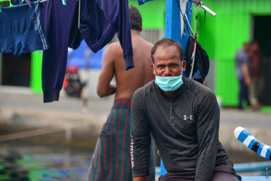 އޮގަސްޓް 9، 2020: މާލޭ ފަޅުތެރޭގައި އަޅާފަރި އޮތް މަސްދޯންޏެއްގައި ބިދޭސީންތަކެއް: މަސްދޯނިތަކަށް ބިދޭސީން ނަގަން ފެށީ ދޯނި ބެލެހެއްޓުމުގެ ނަމުގައެވެ. ފެހި ކަހައި، ދިދަ ހިއްކައި، ކައްކައި ހެދުމަށެވެ. ނަމަވެސް މިހާރު މަސް ކަނޑުތަކަށް ނުކުމެ، ދޮށި އަޅަނީ ވެސް އެ ބިދޭސީންނެވެ. އެއީ ދިވެހިން ރުހިގެން ކުރާ ކަމެކެވެ. މާލޭ މަސް މަރުކޭޓް ސަރަހައްދުގައި އަޅާފައިވާ އޮޑިފަހަރުގައި ތިބެނީ ވެސް އެ މީހުންނެވެ. ދިވެހި ދޯނިތަކުގައި ރަސްކަން ކުރަނީ އެ މީހުންނެވެ. -- ސަން ފޮޓޯ/ ފަޔާޒު މޫސާ