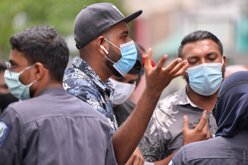 އޮގަސްޓް 23، 2020: އެޗްޕީއޭ އިން ކޮވިޑް-19 ފެތުރުން ކޮންޓްރޯލްކުރުމަށްޓަކައި އެޅި އާ ފިޔަވަޅުތަކާ ދެކޮޅަށް ދަރުބާރުގެ ކުރިމަތީގައި މާލޭގެ ރެސްޓޯރަންޓްތަކަށް ނިސްބަތްވާ ބައެއް ފަރާތްތަކުން އިހުތިޖާޖުކުރުން -- ސަން ފޮޓޯ/ ފަޔާޒު މޫސާ
