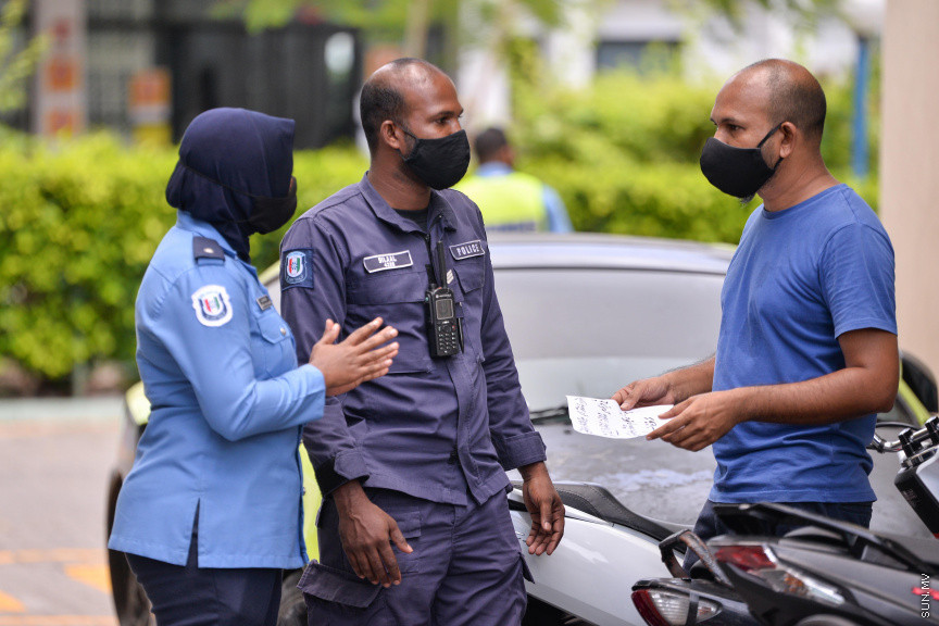 އޮގަސްޓް 23، 2020: އެޗްޕީއޭ އިން ކޮވިޑް-19 ފެތުރުން ކޮންޓްރޯލްކުރުމަށްޓަކައި އެޅި އާ ފިޔަވަޅުތަކާ ދެކޮޅަށް ދަރުބާރުގެ ކުރިމަތީގައި މާލޭގެ ރެސްޓޯރަންޓްތަކަށް ނިސްބަތްވާ ބައެއް ފަރާތްތަކުން އިހުތިޖާޖުކުރުން -- ސަން ފޮޓޯ/ ފަޔާޒު މޫސާ
