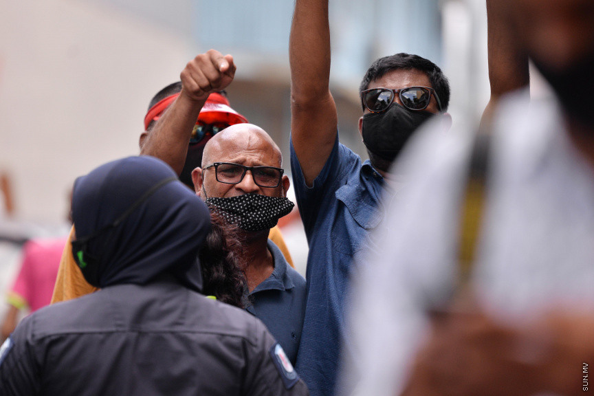 އޮގަސްޓް 23، 2020: އެޗްޕީއޭ އިން ކޮވިޑް-19 ފެތުރުން ކޮންޓްރޯލްކުރުމަށްޓަކައި އެޅި އާ ފިޔަވަޅުތަކާ ދެކޮޅަށް ދަރުބާރުގެ ކުރިމަތީގައި މާލޭގެ ރެސްޓޯރަންޓްތަކަށް ނިސްބަތްވާ ބައެއް ފަރާތްތަކުން އިހުތިޖާޖުކުރުން -- ސަން ފޮޓޯ/ ފަޔާޒު މޫސާ