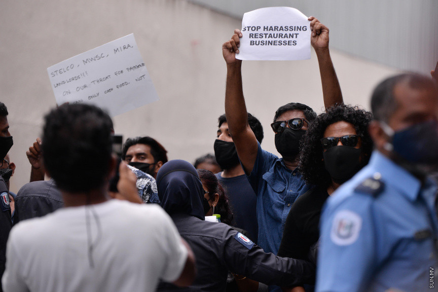 އޮގަސްޓް 23، 2020: އެޗްޕީއޭ އިން ކޮވިޑް-19 ފެތުރުން ކޮންޓްރޯލްކުރުމަށްޓަކައި އެޅި އާ ފިޔަވަޅުތަކާ ދެކޮޅަށް ދަރުބާރުގެ ކުރިމަތީގައި މާލޭގެ ރެސްޓޯރަންޓްތަކަށް ނިސްބަތްވާ ބައެއް ފަރާތްތަކުން އިހުތިޖާޖުކުރުން -- ސަން ފޮޓޯ/ ފަޔާޒު މޫސާ