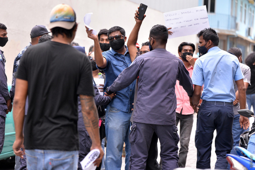 އޮގަސްޓް 23، 2020: އެޗްޕީއޭ އިން ކޮވިޑް-19 ފެތުރުން ކޮންޓްރޯލްކުރުމަށްޓަކައި އެޅި އާ ފިޔަވަޅުތަކާ ދެކޮޅަށް ދަރުބާރުގެ ކުރިމަތީގައި މާލޭގެ ރެސްޓޯރަންޓްތަކަށް ނިސްބަތްވާ ބައެއް ފަރާތްތަކުން އިހުތިޖާޖުކުރުން -- ސަން ފޮޓޯ/ ފަޔާޒު މޫސާ