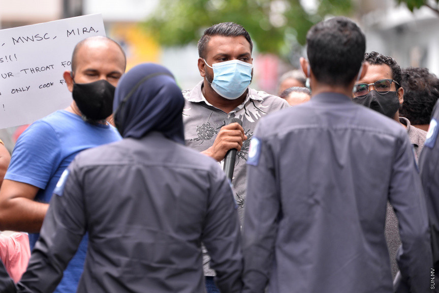 އޮގަސްޓް 23، 2020: އެޗްޕީއޭ އިން ކޮވިޑް-19 ފެތުރުން ކޮންޓްރޯލްކުރުމަށްޓަކައި އެޅި އާ ފިޔަވަޅުތަކާ ދެކޮޅަށް ދަރުބާރުގެ ކުރިމަތީގައި މާލޭގެ ރެސްޓޯރަންޓްތަކަށް ނިސްބަތްވާ ބައެއް ފަރާތްތަކުން އިހުތިޖާޖުކުރުން -- ސަން ފޮޓޯ/ ފަޔާޒު މޫސާ