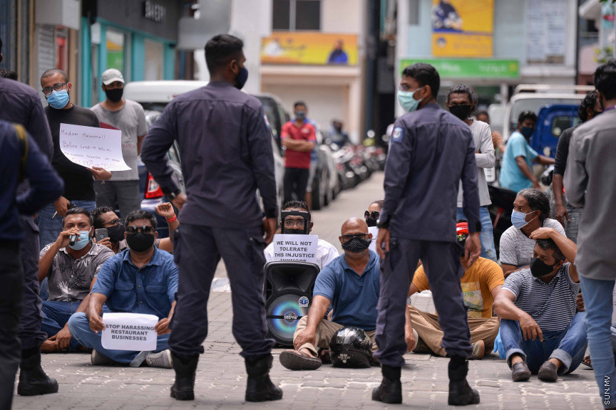 އޮގަސްޓް 23، 2020: އެޗްޕީއޭ އިން ކޮވިޑް-19 ފެތުރުން ކޮންޓްރޯލްކުރުމަށްޓަކައި އެޅި އާ ފިޔަވަޅުތަކާ ދެކޮޅަށް ދަރުބާރުގެ ކުރިމަތީގައި މާލޭގެ ރެސްޓޯރަންޓްތަކަށް ނިސްބަތްވާ ބައެއް ފަރާތްތަކުން އިހުތިޖާޖުކުރުން -- ސަން ފޮޓޯ/ ފަޔާޒު މޫސާ