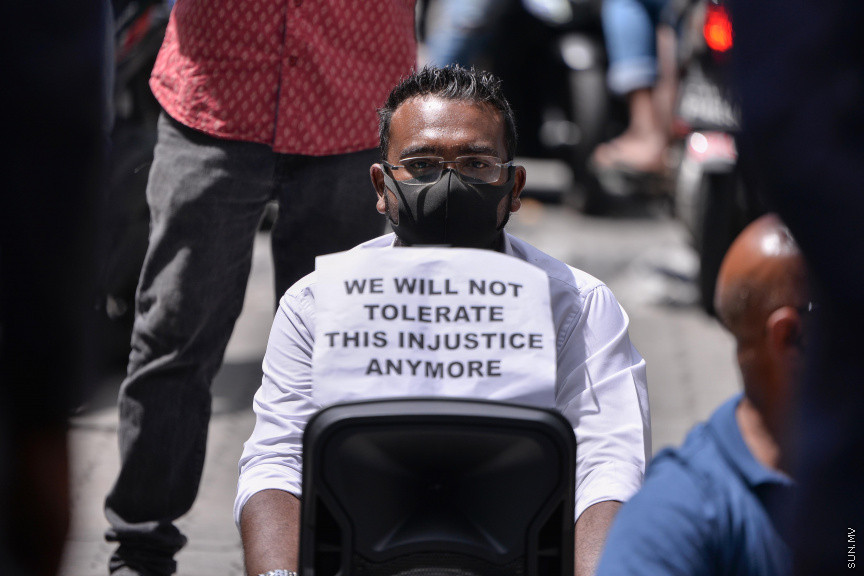 އޮގަސްޓް 23، 2020: އެޗްޕީއޭ އިން ކޮވިޑް-19 ފެތުރުން ކޮންޓްރޯލްކުރުމަށްޓަކައި އެޅި އާ ފިޔަވަޅުތަކާ ދެކޮޅަށް ދަރުބާރުގެ ކުރިމަތީގައި މާލޭގެ ރެސްޓޯރަންޓްތަކަށް ނިސްބަތްވާ ބައެއް ފަރާތްތަކުން އިހުތިޖާޖުކުރުން -- ސަން ފޮޓޯ/ ފަޔާޒު މޫސާ