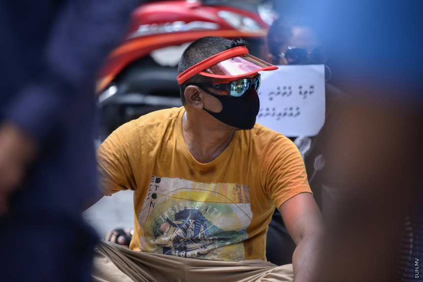 އޮގަސްޓް 23، 2020: އެޗްޕީއޭ އިން ކޮވިޑް-19 ފެތުރުން ކޮންޓްރޯލްކުރުމަށްޓަކައި އެޅި އާ ފިޔަވަޅުތަކާ ދެކޮޅަށް ދަރުބާރުގެ ކުރިމަތީގައި މާލޭގެ ރެސްޓޯރަންޓްތަކަށް ނިސްބަތްވާ ބައެއް ފަރާތްތަކުން އިހުތިޖާޖުކުރުން -- ސަން ފޮޓޯ/ ފަޔާޒު މޫސާ
