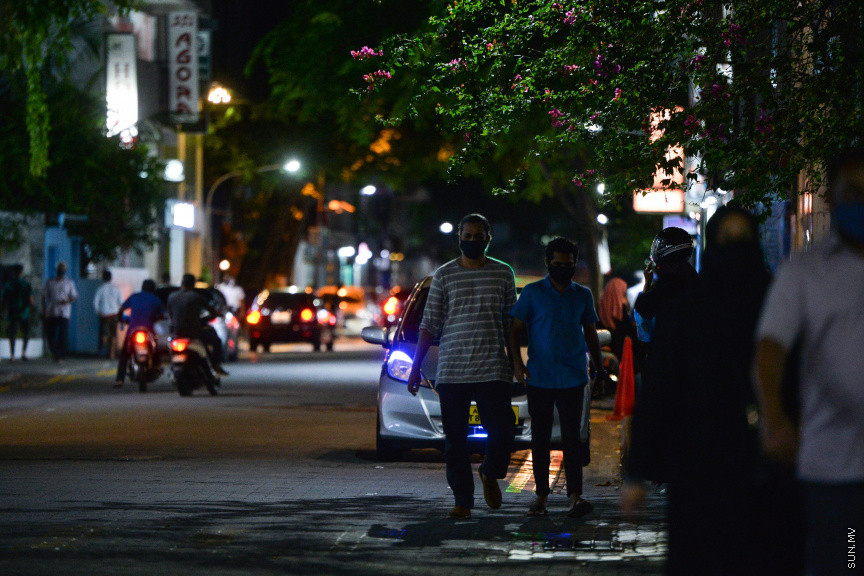 އޮގަސްޓު 23، 2020: މާލޭ ސަރަހައްދުގައި ކޮވިޑް-19ގެ ކޭސްތައް އިތުރުވަމުންދާތީ މާލެ، ވިލިމާލެ އަދި ހުޅުމާލޭގައި ރޭގަނޑު 8:00އިން ފެށިގެން ފަތިހު 5:00 ވަންދެން އެއްގަމު އުޅަނދު ދުއްވަން މަނާ ކުރުން -- ސަން ފޮޓޯ -- ފަޔާޒު މޫސާ
