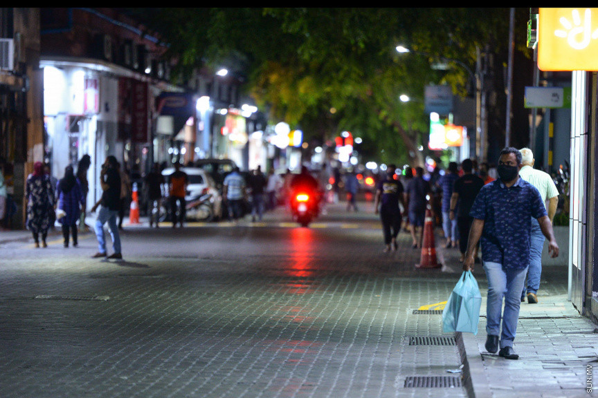 އޮގަސްޓު 23، 2020: މާލޭ ސަރަހައްދުގައި ކޮވިޑް-19ގެ ކޭސްތައް އިތުރުވަމުންދާތީ މާލެ، ވިލިމާލެ އަދި ހުޅުމާލޭގައި ރޭގަނޑު 8:00އިން ފެށިގެން ފަތިހު 5:00 ވަންދެން އެއްގަމު އުޅަނދު ދުއްވަން މަނާ ކުރުން -- ސަން ފޮޓޯ -- ފަޔާޒު މޫސާ