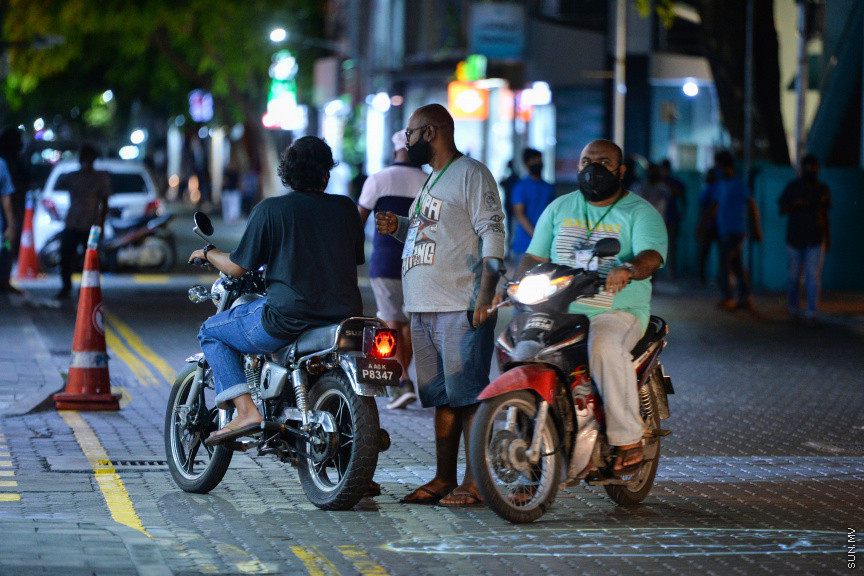 އޮގަސްޓު 23، 2020: މާލޭ ސަރަހައްދުގައި ކޮވިޑް-19ގެ ކޭސްތައް އިތުރުވަމުންދާތީ މާލެ، ވިލިމާލެ އަދި ހުޅުމާލޭގައި ރޭގަނޑު 8:00އިން ފެށިގެން ފަތިހު 5:00 ވަންދެން އެއްގަމު އުޅަނދު ދުއްވަން މަނާ ކުރުން -- ސަން ފޮޓޯ -- ފަޔާޒު މޫސާ
