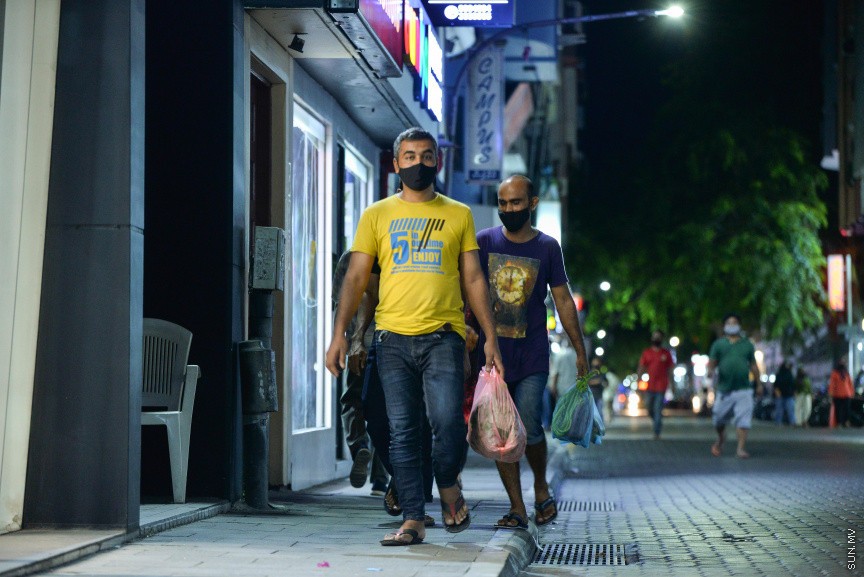 އޮގަސްޓު 23، 2020: މާލޭ ސަރަހައްދުގައި ކޮވިޑް-19ގެ ކޭސްތައް އިތުރުވަމުންދާތީ މާލެ، ވިލިމާލެ އަދި ހުޅުމާލޭގައި ރޭގަނޑު 8:00އިން ފެށިގެން ފަތިހު 5:00 ވަންދެން އެއްގަމު އުޅަނދު ދުއްވަން މަނާ ކުރުން -- ސަން ފޮޓޯ -- ފަޔާޒު މޫސާ