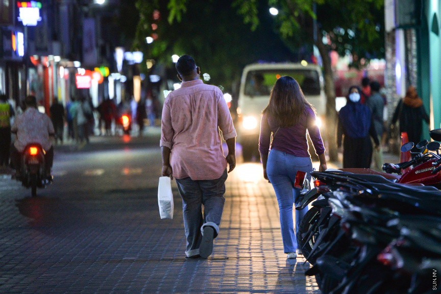 އޮގަސްޓު 23، 2020: މާލޭ ސަރަހައްދުގައި ކޮވިޑް-19ގެ ކޭސްތައް އިތުރުވަމުންދާތީ މާލެ، ވިލިމާލެ އަދި ހުޅުމާލޭގައި ރޭގަނޑު 8:00އިން ފެށިގެން ފަތިހު 5:00 ވަންދެން އެއްގަމު އުޅަނދު ދުއްވަން މަނާ ކުރުން -- ސަން ފޮޓޯ -- ފަޔާޒު މޫސާ