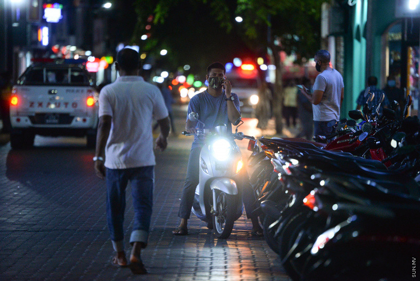 އޮގަސްޓު 23، 2020: މާލޭ ސަރަހައްދުގައި ކޮވިޑް-19ގެ ކޭސްތައް އިތުރުވަމުންދާތީ މާލެ، ވިލިމާލެ އަދި ހުޅުމާލޭގައި ރޭގަނޑު 8:00އިން ފެށިގެން ފަތިހު 5:00 ވަންދެން އެއްގަމު އުޅަނދު ދުއްވަން މަނާ ކުރުން -- ސަން ފޮޓޯ -- ފަޔާޒު މޫސާ