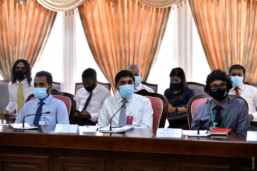 އޮގަސްޓް 24، 2020: ހެލްތް މިނިސްޓްރީން ކޮވިޑަށް ކުރި ހަރަދުތަކާ ގުޅޭ ގޮތުން އޮޑިޓް އޮފިހުން ތައްޔާރު ކުރި އޮޑިޓް ރިޕޯޓާ ގުޅިގެން ރައްޔިތުންގެ މަޖިލީހުގެ މާލިއްޔަތު ކޮމިޓީއަށް ހެލްތް މިނިސްޓަރ އަމީން އާއި ހެލްތް މިނިސްޓްރީގެ އިސްވެރިން ހާޒިރުކުރުން -- ސަން ފޮޓޯ/ ފަޔާޒު މޫސާ