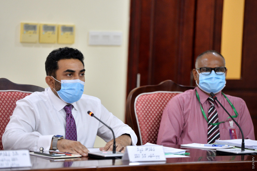 އޮގަސްޓް 24، 2020: ހެލްތް މިނިސްޓްރީން ކޮވިޑަށް ކުރި ހަރަދުތަކާ ގުޅޭ ގޮތުން އޮޑިޓް އޮފިހުން ތައްޔާރު ކުރި އޮޑިޓް ރިޕޯޓާ ގުޅިގެން ރައްޔިތުންގެ މަޖިލީހުގެ މާލިއްޔަތު ކޮމިޓީއަށް ހެލްތް މިނިސްޓަރ އަމީން އާއި ހެލްތް މިނިސްޓްރީގެ އިސްވެރިން ހާޒިރުކުރުން -- ސަން ފޮޓޯ/ ފަޔާޒު މޫސާ