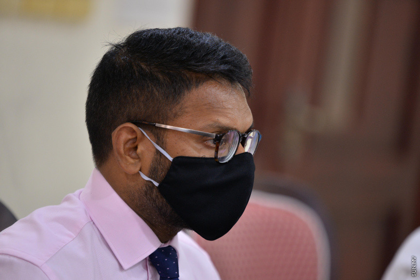 އޮގަސްޓް 24، 2020: ހެލްތް މިނިސްޓްރީން ކޮވިޑަށް ކުރި ހަރަދުތަކާ ގުޅޭ ގޮތުން އޮޑިޓް އޮފިހުން ތައްޔާރު ކުރި އޮޑިޓް ރިޕޯޓާ ގުޅިގެން ރައްޔިތުންގެ މަޖިލީހުގެ މާލިއްޔަތު ކޮމިޓީއަށް ހެލްތް މިނިސްޓަރ އަމީން އާއި ހެލްތް މިނިސްޓްރީގެ އިސްވެރިން ހާޒިރުކުރުން -- ސަން ފޮޓޯ/ ފަޔާޒު މޫސާ