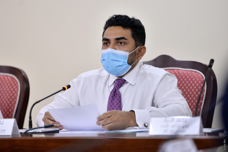 އޮގަސްޓް 24، 2020: ހެލްތް މިނިސްޓްރީން ކޮވިޑަށް ކުރި ހަރަދުތަކާ ގުޅޭ ގޮތުން އޮޑިޓް އޮފިހުން ތައްޔާރު ކުރި އޮޑިޓް ރިޕޯޓާ ގުޅިގެން ރައްޔިތުންގެ މަޖިލީހުގެ މާލިއްޔަތު ކޮމިޓީއަށް ހެލްތް މިނިސްޓަރ އަމީން އާއި ހެލްތް މިނިސްޓްރީގެ އިސްވެރިން ހާޒިރުކުރުން -- ސަން ފޮޓޯ/ ފަޔާޒު މޫސާ