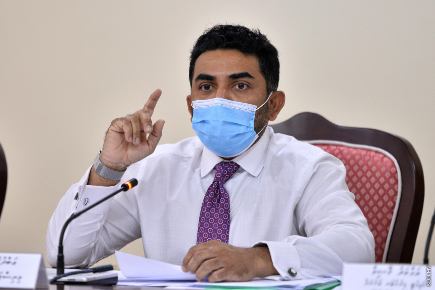 އޮގަސްޓް 24، 2020: ހެލްތް މިނިސްޓްރީން ކޮވިޑަށް ކުރި ހަރަދުތަކާ ގުޅޭ ގޮތުން އޮޑިޓް އޮފިހުން ތައްޔާރު ކުރި އޮޑިޓް ރިޕޯޓާ ގުޅިގެން ރައްޔިތުންގެ މަޖިލީހުގެ މާލިއްޔަތު ކޮމިޓީއަށް ހެލްތް މިނިސްޓަރ އަމީން އާއި ހެލްތް މިނިސްޓްރީގެ އިސްވެރިން ހާޒިރުކުރުން -- ސަން ފޮޓޯ/ ފަޔާޒު މޫސާ