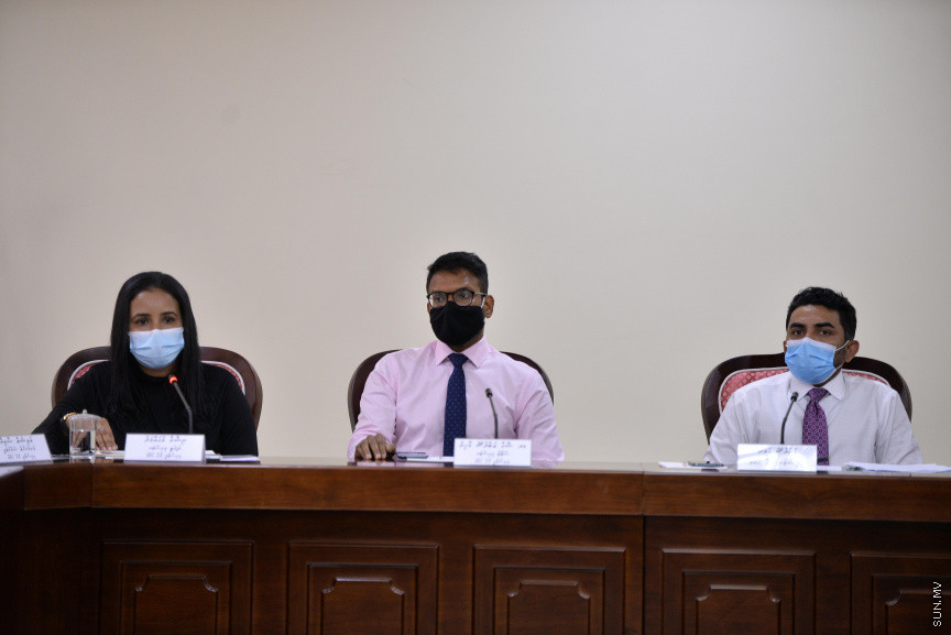 އޮގަސްޓް 24، 2020: ހެލްތް މިނިސްޓްރީން ކޮވިޑަށް ކުރި ހަރަދުތަކާ ގުޅޭ ގޮތުން އޮޑިޓް އޮފިހުން ތައްޔާރު ކުރި އޮޑިޓް ރިޕޯޓާ ގުޅިގެން ރައްޔިތުންގެ މަޖިލީހުގެ މާލިއްޔަތު ކޮމިޓީއަށް ހެލްތް މިނިސްޓަރ އަމީން އާއި ހެލްތް މިނިސްޓްރީގެ އިސްވެރިން ހާޒިރުކުރުން -- ސަން ފޮޓޯ/ ފަޔާޒު މޫސާ