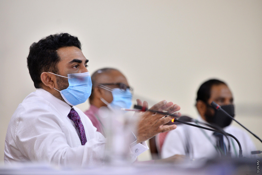 އޮގަސްޓް 24، 2020: ހެލްތް މިނިސްޓްރީން ކޮވިޑަށް ކުރި ހަރަދުތަކާ ގުޅޭ ގޮތުން އޮޑިޓް އޮފިހުން ތައްޔާރު ކުރި އޮޑިޓް ރިޕޯޓާ ގުޅިގެން ރައްޔިތުންގެ މަޖިލީހުގެ މާލިއްޔަތު ކޮމިޓީއަށް ހެލްތް މިނިސްޓަރ އަމީން އާއި ހެލްތް މިނިސްޓްރީގެ އިސްވެރިން ހާޒިރުކުރުން -- ސަން ފޮޓޯ/ ފަޔާޒު މޫސާ