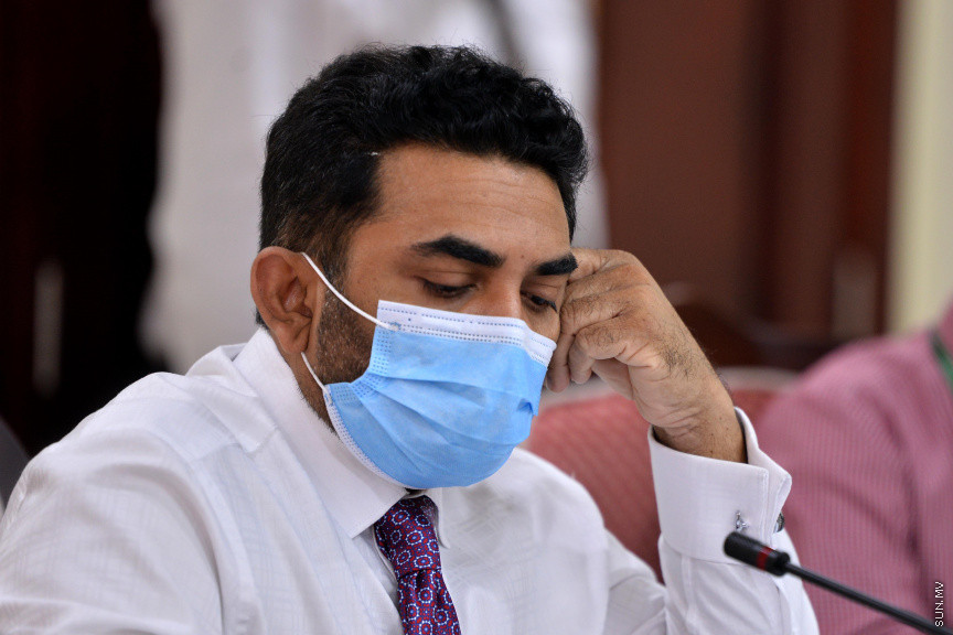 އޮގަސްޓް 24، 2020: ހެލްތް މިނިސްޓްރީން ކޮވިޑަށް ކުރި ހަރަދުތަކާ ގުޅޭ ގޮތުން އޮޑިޓް އޮފިހުން ތައްޔާރު ކުރި އޮޑިޓް ރިޕޯޓާ ގުޅިގެން ރައްޔިތުންގެ މަޖިލީހުގެ މާލިއްޔަތު ކޮމިޓީއަށް ހެލްތް މިނިސްޓަރ އަމީން އާއި ހެލްތް މިނިސްޓްރީގެ އިސްވެރިން ހާޒިރުކުރުން -- ސަން ފޮޓޯ/ ފަޔާޒު މޫސާ