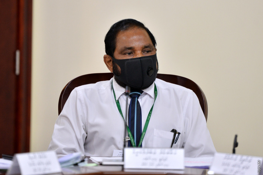 އޮގަސްޓް 24، 2020: ހެލްތް މިނިސްޓްރީން ކޮވިޑަށް ކުރި ހަރަދުތަކާ ގުޅޭ ގޮތުން އޮޑިޓް އޮފިހުން ތައްޔާރު ކުރި އޮޑިޓް ރިޕޯޓާ ގުޅިގެން ރައްޔިތުންގެ މަޖިލީހުގެ މާލިއްޔަތު ކޮމިޓީއަށް ހެލްތް މިނިސްޓަރ އަމީން އާއި ހެލްތް މިނިސްޓްރީގެ އިސްވެރިން ހާޒިރުކުރުން -- ސަން ފޮޓޯ/ ފަޔާޒު މޫސާ