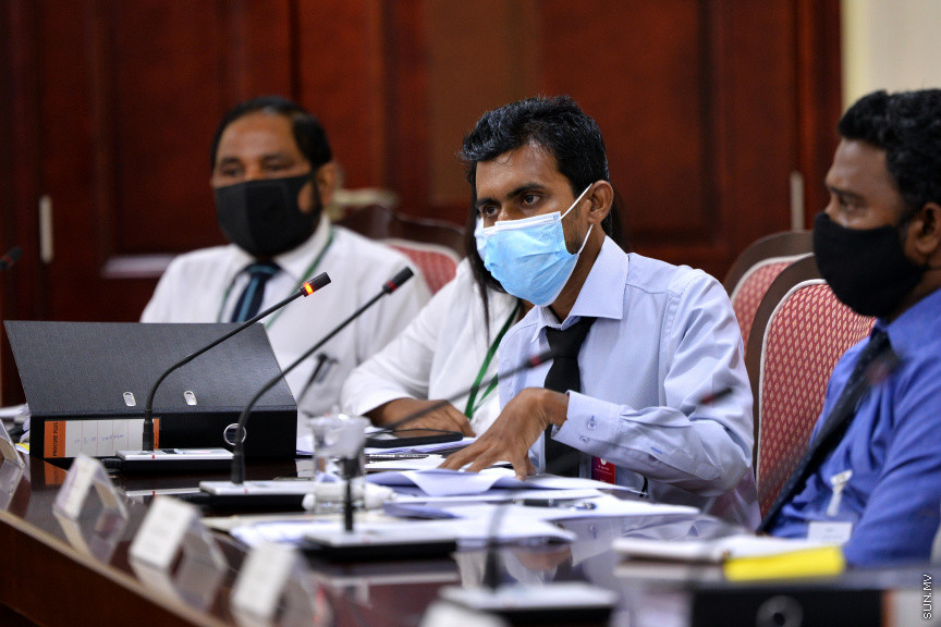 އޮގަސްޓް 24، 2020: ހެލްތް މިނިސްޓްރީން ކޮވިޑަށް ކުރި ހަރަދުތަކާ ގުޅޭ ގޮތުން އޮޑިޓް އޮފިހުން ތައްޔާރު ކުރި އޮޑިޓް ރިޕޯޓާ ގުޅިގެން ރައްޔިތުންގެ މަޖިލީހުގެ މާލިއްޔަތު ކޮމިޓީއަށް ހެލްތް މިނިސްޓަރ އަމީން އާއި ހެލްތް މިނިސްޓްރީގެ އިސްވެރިން ހާޒިރުކުރުން -- ސަން ފޮޓޯ/ ފަޔާޒު މޫސާ