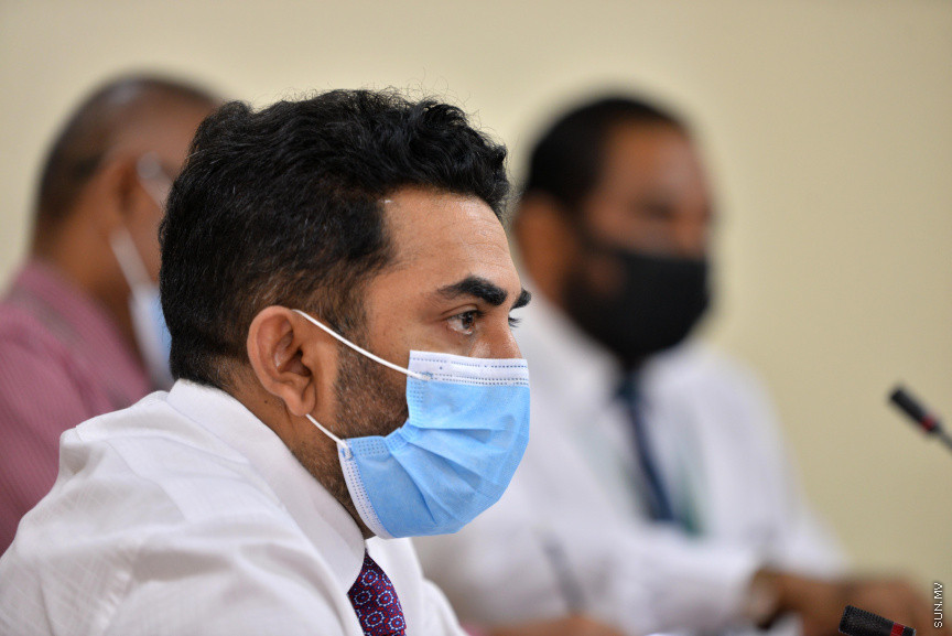 އޮގަސްޓް 24، 2020: ހެލްތް މިނިސްޓްރީން ކޮވިޑަށް ކުރި ހަރަދުތަކާ ގުޅޭ ގޮތުން އޮޑިޓް އޮފިހުން ތައްޔާރު ކުރި އޮޑިޓް ރިޕޯޓާ ގުޅިގެން ރައްޔިތުންގެ މަޖިލީހުގެ މާލިއްޔަތު ކޮމިޓީއަށް ހެލްތް މިނިސްޓަރ އަމީން އާއި ހެލްތް މިނިސްޓްރީގެ އިސްވެރިން ހާޒިރުކުރުން -- ސަން ފޮޓޯ/ ފަޔާޒު މޫސާ