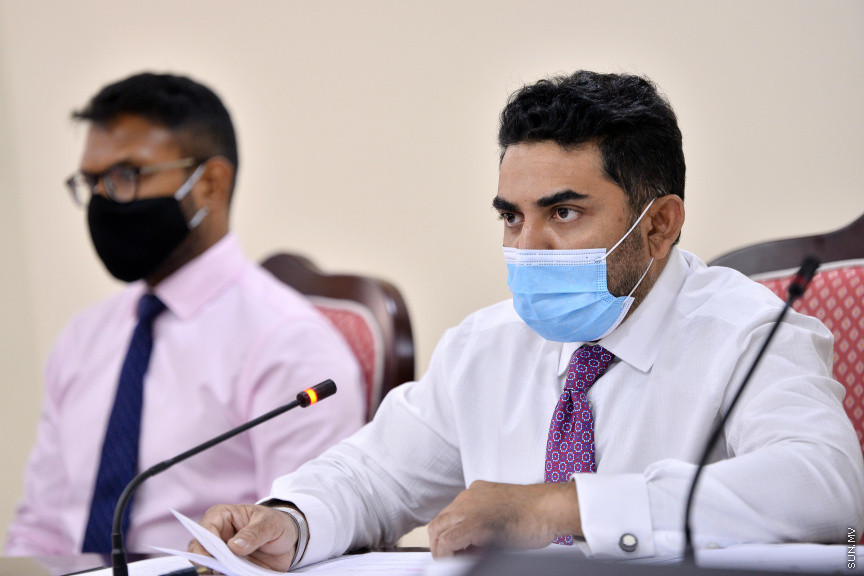އޮގަސްޓް 24، 2020: ހެލްތް މިނިސްޓްރީން ކޮވިޑަށް ކުރި ހަރަދުތަކާ ގުޅޭ ގޮތުން އޮޑިޓް އޮފިހުން ތައްޔާރު ކުރި އޮޑިޓް ރިޕޯޓާ ގުޅިގެން ރައްޔިތުންގެ މަޖިލީހުގެ މާލިއްޔަތު ކޮމިޓީއަށް ހެލްތް މިނިސްޓަރ އަމީން އާއި ހެލްތް މިނިސްޓްރީގެ އިސްވެރިން ހާޒިރުކުރުން -- ސަން ފޮޓޯ/ ފަޔާޒު މޫސާ