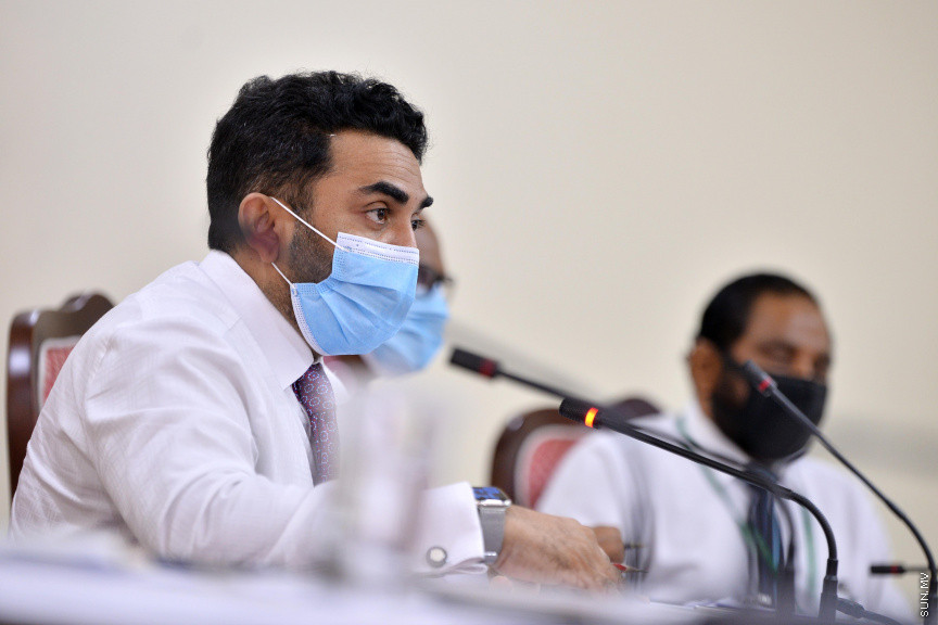 އޮގަސްޓް 24، 2020: ހެލްތް މިނިސްޓްރީން ކޮވިޑަށް ކުރި ހަރަދުތަކާ ގުޅޭ ގޮތުން އޮޑިޓް އޮފިހުން ތައްޔާރު ކުރި އޮޑިޓް ރިޕޯޓާ ގުޅިގެން ރައްޔިތުންގެ މަޖިލީހުގެ މާލިއްޔަތު ކޮމިޓީއަށް ހެލްތް މިނިސްޓަރ އަމީން އާއި ހެލްތް މިނިސްޓްރީގެ އިސްވެރިން ހާޒިރުކުރުން -- ސަން ފޮޓޯ/ ފަޔާޒު މޫސާ