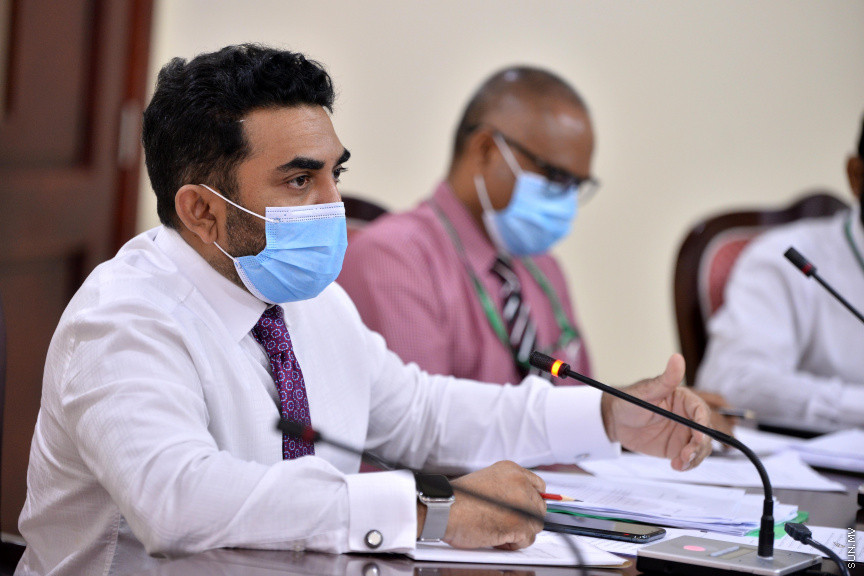 އޮގަސްޓް 24، 2020: ހެލްތް މިނިސްޓްރީން ކޮވިޑަށް ކުރި ހަރަދުތަކާ ގުޅޭ ގޮތުން އޮޑިޓް އޮފިހުން ތައްޔާރު ކުރި އޮޑިޓް ރިޕޯޓާ ގުޅިގެން ރައްޔިތުންގެ މަޖިލީހުގެ މާލިއްޔަތު ކޮމިޓީއަށް ހެލްތް މިނިސްޓަރ އަމީން އާއި ހެލްތް މިނިސްޓްރީގެ އިސްވެރިން ހާޒިރުކުރުން -- ސަން ފޮޓޯ/ ފަޔާޒު މޫސާ