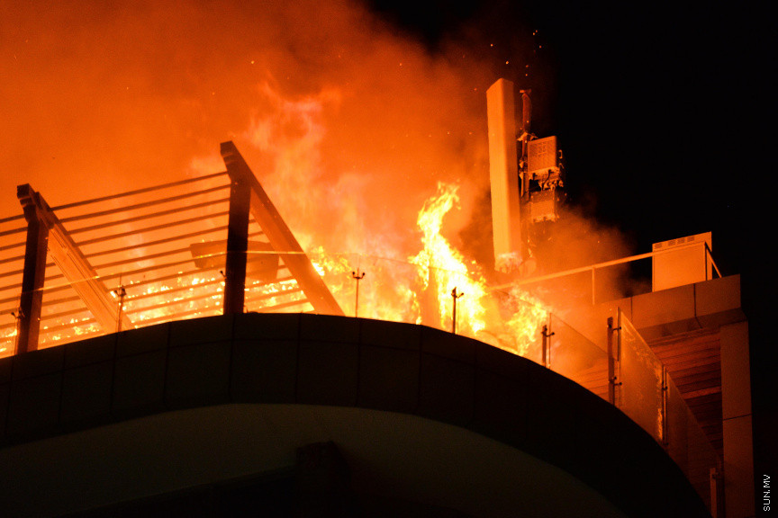 އޮގަސްޓް، 28، 2020: ކުރީގެ ޖަލަޕީނޯ ހިންގި ކެފޭގައި ހިނގި ބޮޑު އަލިފާނުގެ ހާދިސާ: ހާދިސާގައި ހ. ސަންލީޓް ބިލްޑިން (ގަދަގޭ މުހައްމަދުފުޅު ބިލްޑިން) ވަނީ ބޮޑެތި ގެންލުންތަކެއްވެފައި -- ސަން ފޮޓޯ/ ފަޔާޒު މޫސާ