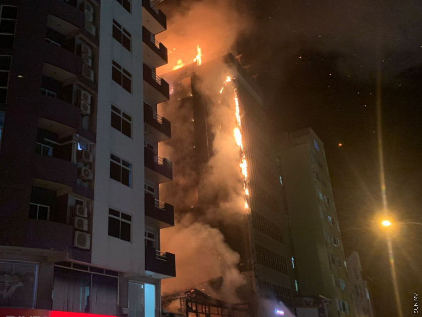 އޮގަސްޓް، 28، 2020: ކުރީގެ ޖަލަޕީނޯ ހިންގި ކެފޭގައި ހިނގި ބޮޑު އަލިފާނުގެ ހާދިސާ: ހާދިސާގައި ހ. ސަންލީޓް ބިލްޑިން (ގަދަގޭ މުހައްމަދުފުޅު ބިލްޑިން) ވަނީ ބޮޑެތި ގެންލުންތަކެއްވެފައި -- ސަން ފޮޓޯ/ ފަޔާޒު މޫސާ