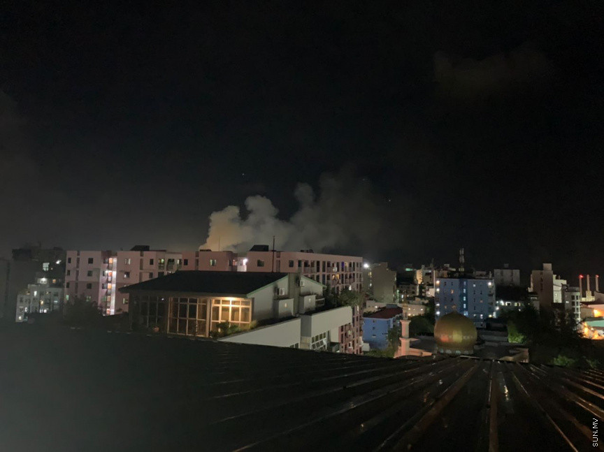 އޮގަސްޓް، 28، 2020: ކުރީގެ ޖަލަޕީނޯ ހިންގި ކެފޭގައި ހިނގި ބޮޑު އަލިފާނުގެ ހާދިސާ: ހާދިސާގައި ހ. ސަންލީޓް ބިލްޑިން (ގަދަގޭ މުހައްމަދުފުޅު ބިލްޑިން) ވަނީ ބޮޑެތި ގެންލުންތަކެއްވެފައި -- ސަން ފޮޓޯ/ ފާތުން