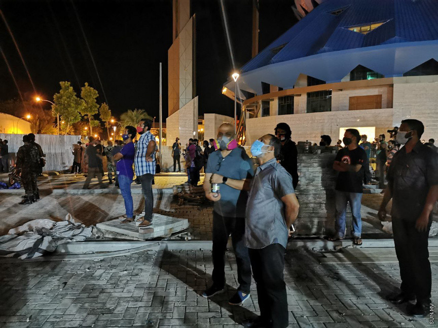 އޮގަސްޓް، 28، 2020: ކުރީގެ ޖަލަޕީނޯ ހިންގި ކެފޭގައި ހިނގި ބޮޑު އަލިފާނުގެ ހާދިސާ: ހާދިސާގައި ހ. ސަންލީޓް ބިލްޑިން (ގަދަގޭ މުހައްމަދުފުޅު ބިލްޑިން) ވަނީ ބޮޑެތި ގެންލުންތަކެއްވެފައި -- ސަން ފޮޓޯ/ މުޒައްޔިން