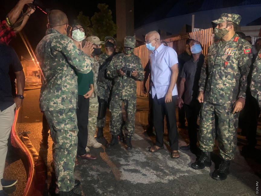 އޮގަސްޓް، 28، 2020: ކުރީގެ ޖަލަޕީނޯ ހިންގި ކެފޭގައި ހިނގި ބޮޑު އަލިފާނުގެ ހާދިސާ: ހާދިސާގައި ހ. ސަންލީޓް ބިލްޑިން (ގަދަގޭ މުހައްމަދުފުޅު ބިލްޑިން) ވަނީ ބޮޑެތި ގެންލުންތަކެއްވެފައި -- ސަން ފޮޓޯ/ މުޒައްޔިން