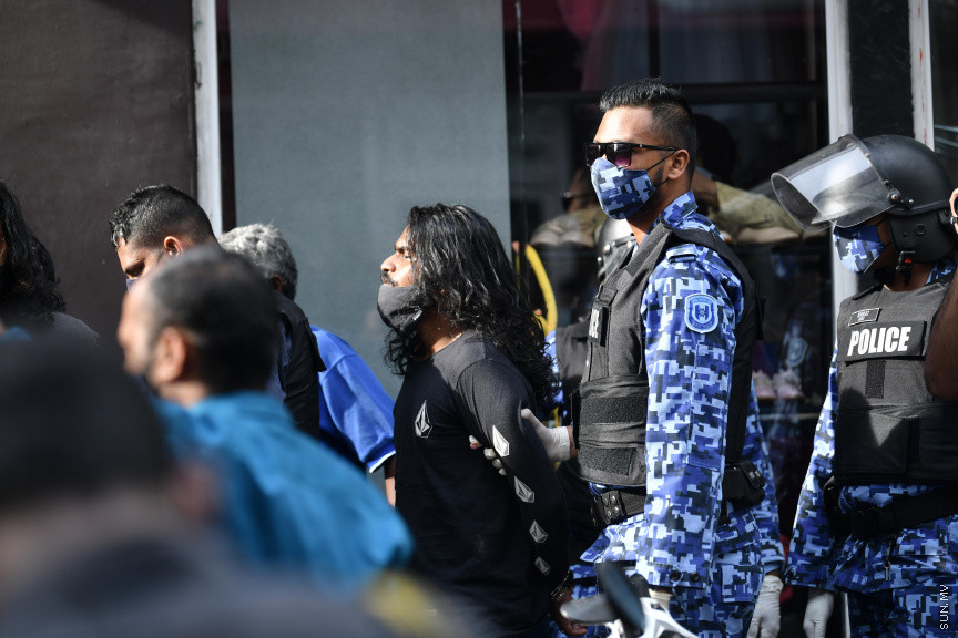 ސެޕްޓެމްބަރ 12، 2020: ހެލްތު ޕްރޮޓެކްޝަން އެޖެންސީ (އެޗްޕީއޭ) ގެ އެންގުމާ ހިލާފަށް އިދިކޮޅު ޕީޕީއެމް/ޕީއެންސީ ކޯލިޝަނުން މާލޭގައި ފެށި ސައިކަލި ބުރު ފުލުހުން ރޫޅާލުން -- ސަން ފޮޓޯ/ ފަޔާޒު މޫސާ