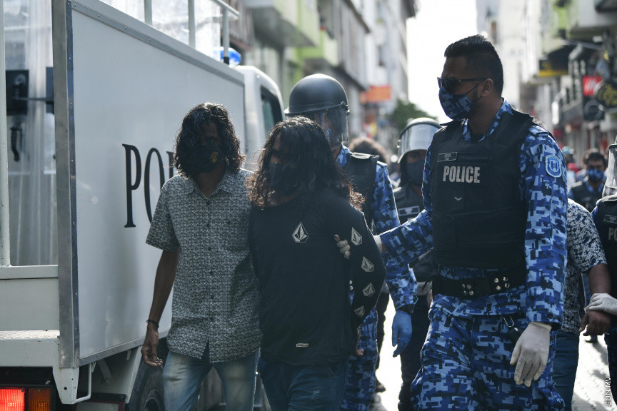 ސެޕްޓެމްބަރ 12، 2020: ހެލްތު ޕްރޮޓެކްޝަން އެޖެންސީ (އެޗްޕީއޭ) ގެ އެންގުމާ ހިލާފަށް އިދިކޮޅު ޕީޕީއެމް/ޕީއެންސީ ކޯލިޝަނުން މާލޭގައި ފެށި ސައިކަލި ބުރު ފުލުހުން ރޫޅާލުން -- ސަން ފޮޓޯ/ ފަޔާޒު މޫސާ