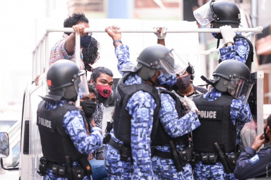 ސެޕްޓެމްބަރ 12، 2020: ހެލްތު ޕްރޮޓެކްޝަން އެޖެންސީ (އެޗްޕީއޭ) ގެ އެންގުމާ ހިލާފަށް އިދިކޮޅު ޕީޕީއެމް/ޕީއެންސީ ކޯލިޝަނުން މާލޭގައި ފެށި ސައިކަލި ބުރު ފުލުހުން ރޫޅާލުން -- ސަން ފޮޓޯ/ ފަޔާޒު މޫސާ