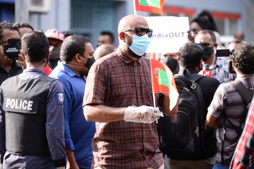 ސެޕްޓެމްބަރ 12، 2020: ހެލްތު ޕްރޮޓެކްޝަން އެޖެންސީ (އެޗްޕީއޭ) ގެ އެންގުމާ ހިލާފަށް އިދިކޮޅު ޕީޕީއެމް/ޕީއެންސީ ކޯލިޝަނުން މާލޭގައި ފެށި ސައިކަލި ބުރު ފުލުހުން ރޫޅާލުން -- ސަން ފޮޓޯ/ ފަޔާޒު މޫސާ