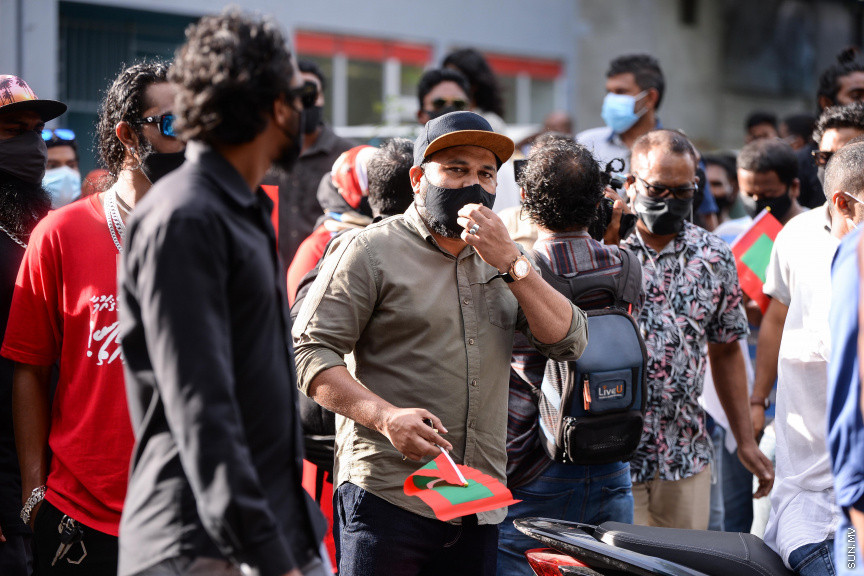 ސެޕްޓެމްބަރ 12، 2020: ހެލްތު ޕްރޮޓެކްޝަން އެޖެންސީ (އެޗްޕީއޭ) ގެ އެންގުމާ ހިލާފަށް އިދިކޮޅު ޕީޕީއެމް/ޕީއެންސީ ކޯލިޝަނުން މާލޭގައި ފެށި ސައިކަލި ބުރު ފުލުހުން ރޫޅާލުން -- ސަން ފޮޓޯ/ ފަޔާޒު މޫސާ