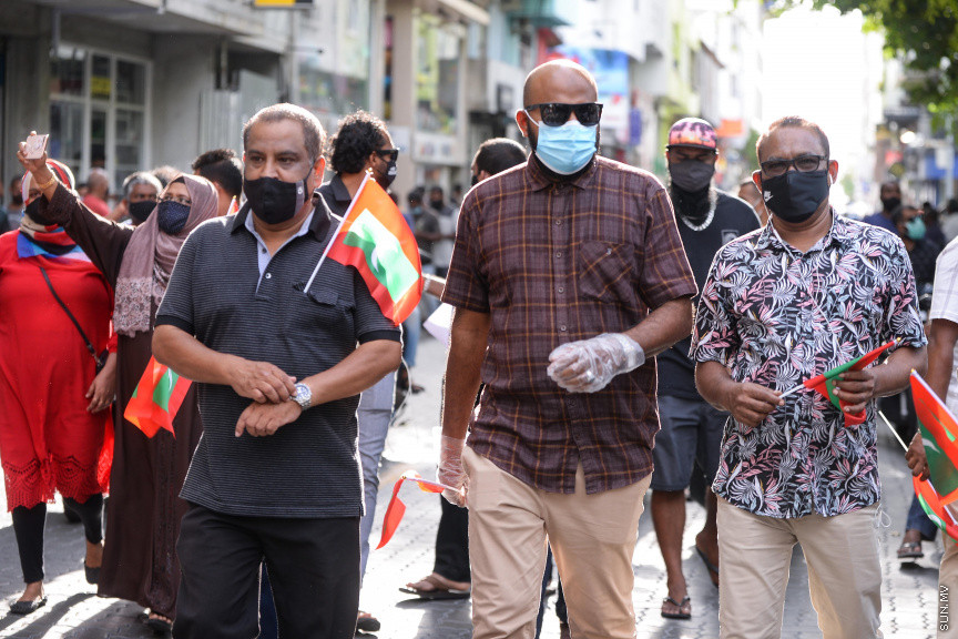 ސެޕްޓެމްބަރ 12، 2020: ހެލްތު ޕްރޮޓެކްޝަން އެޖެންސީ (އެޗްޕީއޭ) ގެ އެންގުމާ ހިލާފަށް އިދިކޮޅު ޕީޕީއެމް/ޕީއެންސީ ކޯލިޝަނުން މާލޭގައި ފެށި ސައިކަލި ބުރު ފުލުހުން ރޫޅާލުން -- ސަން ފޮޓޯ/ ފަޔާޒު މޫސާ