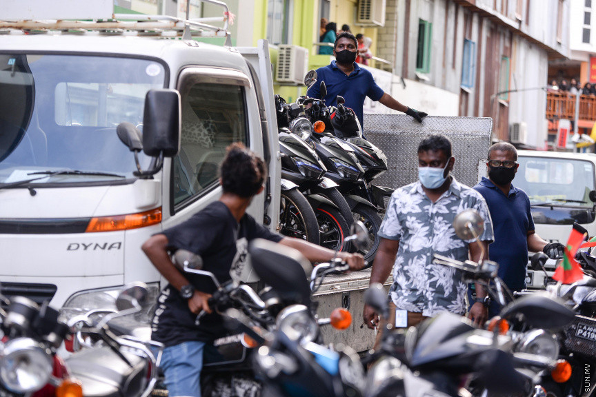 ސެޕްޓެމްބަރ 12، 2020: ހެލްތު ޕްރޮޓެކްޝަން އެޖެންސީ (އެޗްޕީއޭ) ގެ އެންގުމާ ހިލާފަށް އިދިކޮޅު ޕީޕީއެމް/ޕީއެންސީ ކޯލިޝަނުން މާލޭގައި ފެށި ސައިކަލި ބުރު ފުލުހުން ރޫޅާލުން -- ސަން ފޮޓޯ/ ފަޔާޒު މޫސާ